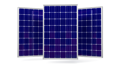 Tres paneles solares fotovoltaicos en un diseño de exhibición, mostrando celdas alineadas en un marco metálico plateado para generación de energía solar eficiente.