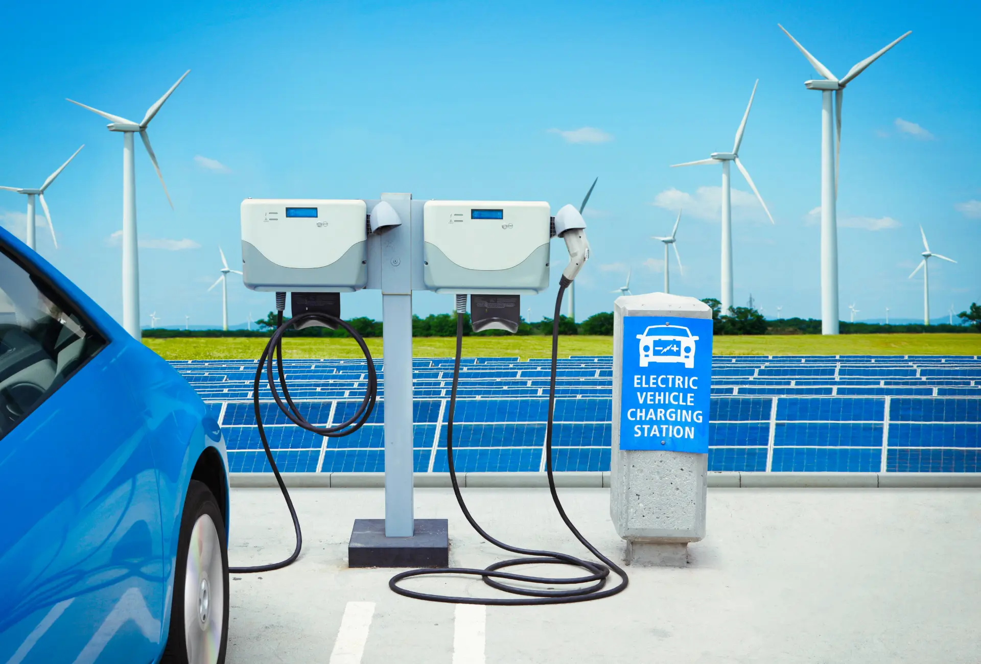 Estación de carga para autos eléctricos alimentada por paneles solares y energía eólica en entorno sustentable