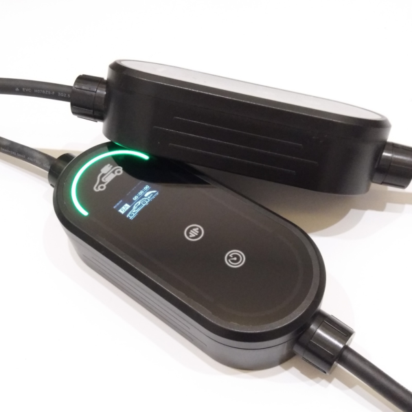 Cargador portátil UMF-M11 de Umfree Energy | Vista superior con pantalla LED activa, luz indicadora verde y botones táctiles para control manual
