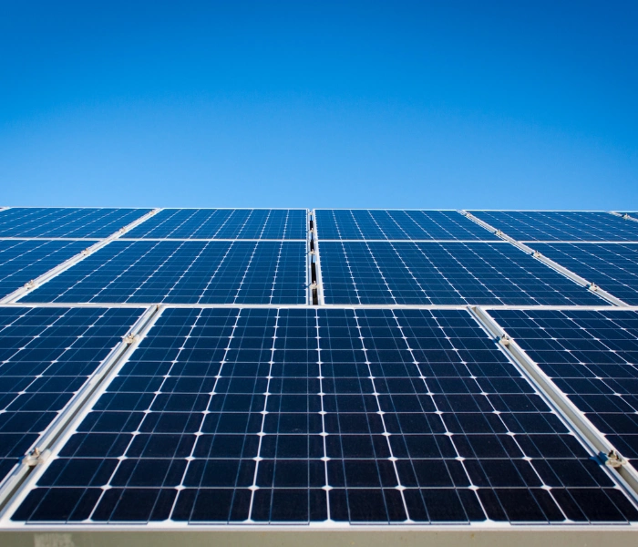 Vista Frontal De Paneles Solares Instalados Bajo Cielo Despejado