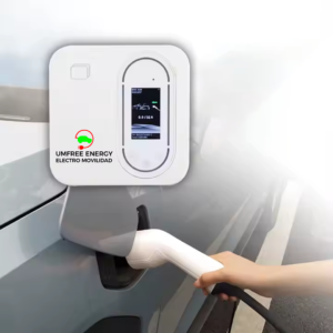 Cargador de pared UMF-W11 de Umfree Energy instalado y en uso | Auto eléctrico siendo cargado con conector tipo 2 y pantalla encendida en modo activo