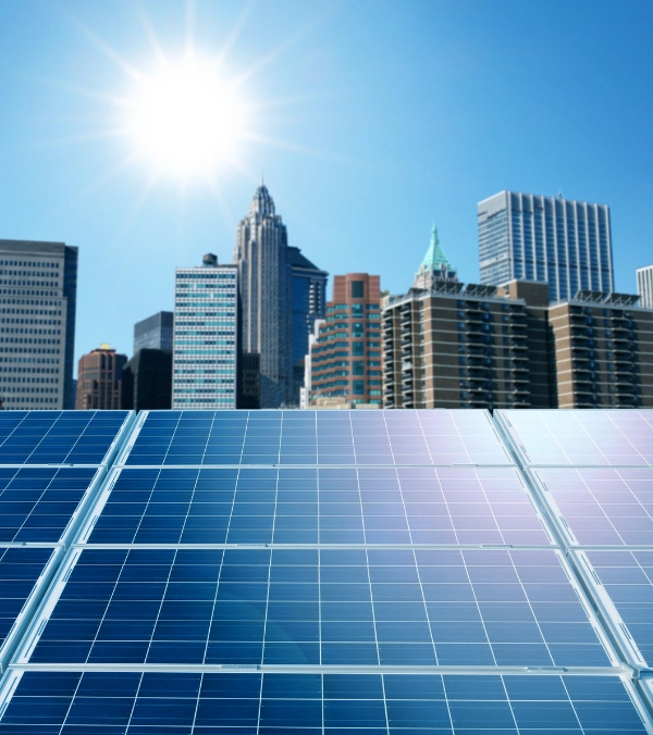 Paneles solares con fondo de edificios en ciudad bajo sol intenso