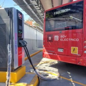 Estación de carga eléctrica con dos supercargadores de 90 kw