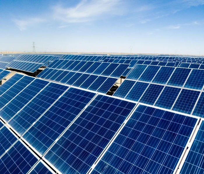 Extensa instalación de paneles solares fotovoltaicos bajo un cielo despejado, mostrando un sistema eficiente para la generación de energía limpia y sostenible.